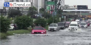 ฝนกระหน่ำเมืองชลบุรีทำให้เกิดน้ำท่วมขังถนนสุขุมวิทเหตุขยะเกลื่อนเมืองอุดท่อระบายน้ำ