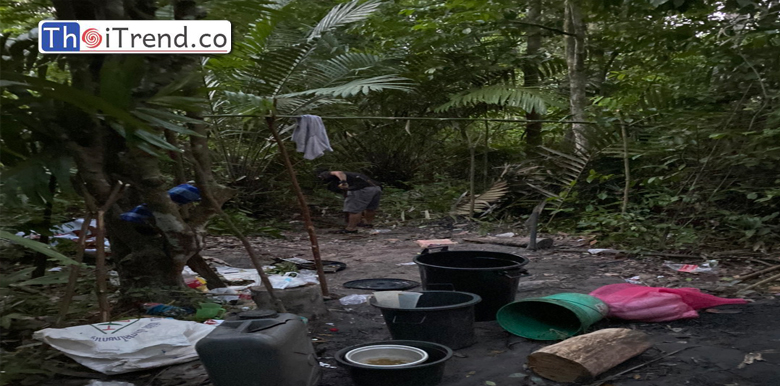 ตรวจยึดน้ำกระท่อมเกือบ 200 ถุงวางขายกลางป่าที่บาเจาะ กลุ่มวัยรุ่น 5 คนหนีรอดไปได้