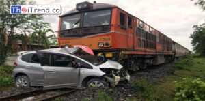 รถไฟสายน้ำตก-ธนบุรี ชนเก๋ง เจ้าของร้านตัดเสื้อลากไกล 500 เมตร ดับคารถ