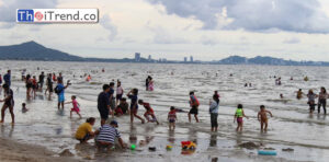 นักท่องเที่ยวทะลักแน่น ชายหาดบางแสน ในช่วงวันหยุด ทั้งที่ยังจัดไม่เต็มรูปแบบ ไม่มีเตียงผ้าใบ และผู้ประกอบการอาหาร ทำให้การจราจรติดยาว