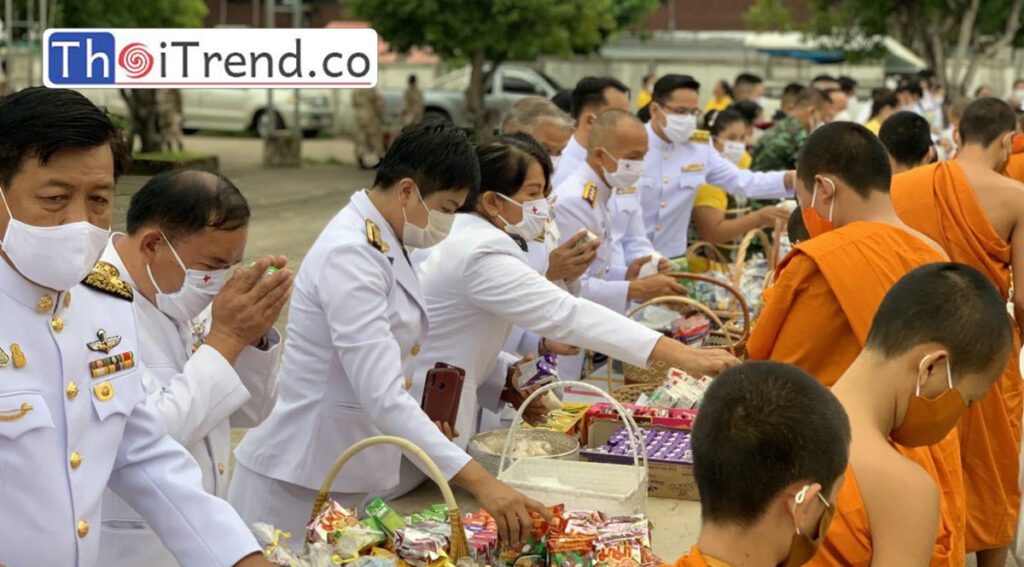 อำเภอแม่สะเรียง ทำบุญตักบาตรถวายพระราชกุศล