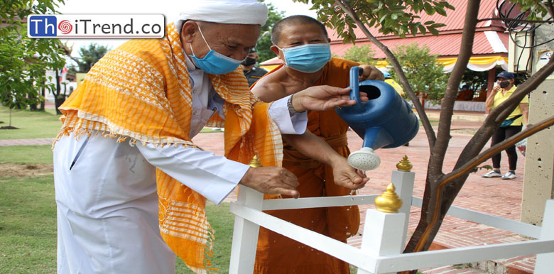 ภาพประทับใจ พระสงฆ์ชาวพุทธ จับมือกับประธานอิสลาม ร่วมกันรดน้ำปลูกต้นรวงผึ้ง ถวายเป็นพระราชกุศลเนื่องในวันเฉลิมพระชนมพรรษา