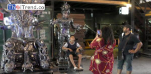 ประชาชนแห่ถ่ายรูปคู่กับหุ่นทรานส์ฟอร์เมอร์ส สตาร์วอร์ส เอเลี่ยน การ์ตูน ที่ผลิตจากเศษเหล็กกันอย่างสนุกสนาน ที่บ้านหุ่นเหล็กแลนด์มาร์คอ่างทอง