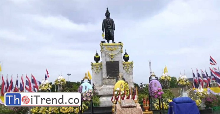 พระบาทสมเด็จพระเจ้าอยู่หัวโปรดเกล้าให้ผู้แทนพระองค์นำพวงมาลาถวายสักการะสมเด็จพระนารายณ์มหาราช