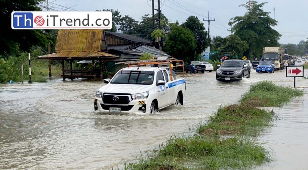 ระยองฝนตกหนักนานนับชั่วโมง น้ำท่วมหนองพะวาบ้านเรือนและร้านค้าริมถนน 10 แห่ง