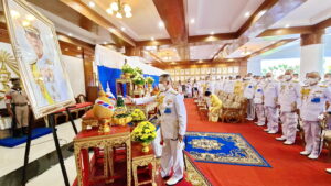 กองทัพเรือ ตักบาตรพระสงฆ์ 69 รูป ปล่อยนก 69 ตัว ถวายเป็นพระราชกุศล รัชกาลที่ 10