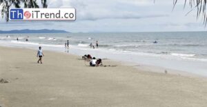 หาดบานชื่น คึกคัก นักท่องเที่ยวเลี่ยงปัญหารถติด พาครอบครัวเที่ยวพักผ่อนริมชายหาดบนฝั่งแทนการลงเที่ยวเกาะ