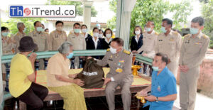 เชิญสิ่งของพระราชทานมอบแก่ราษฎรผู้ประสบภัยน้ำท่วมที่ จังหวัดระยอง