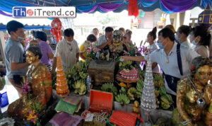 ชาวบ้านแห่บวงสรวงพ่อขุนช้าง พร้อมส่องเลขอ่างน้ำมนต์ เขย่าเซียมซียักษ์หาเลขเด็ด