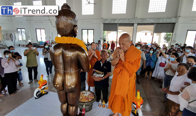 ชาวศรีประจันต์ร่วมบวงสรวงไอ้ไข่เด็กวัดเจดีย์ หวังขอพร โชคลาภ หลังสาวชาวบางใหญ่ขอพรสมหวัง จึงนำมาถวายวัด