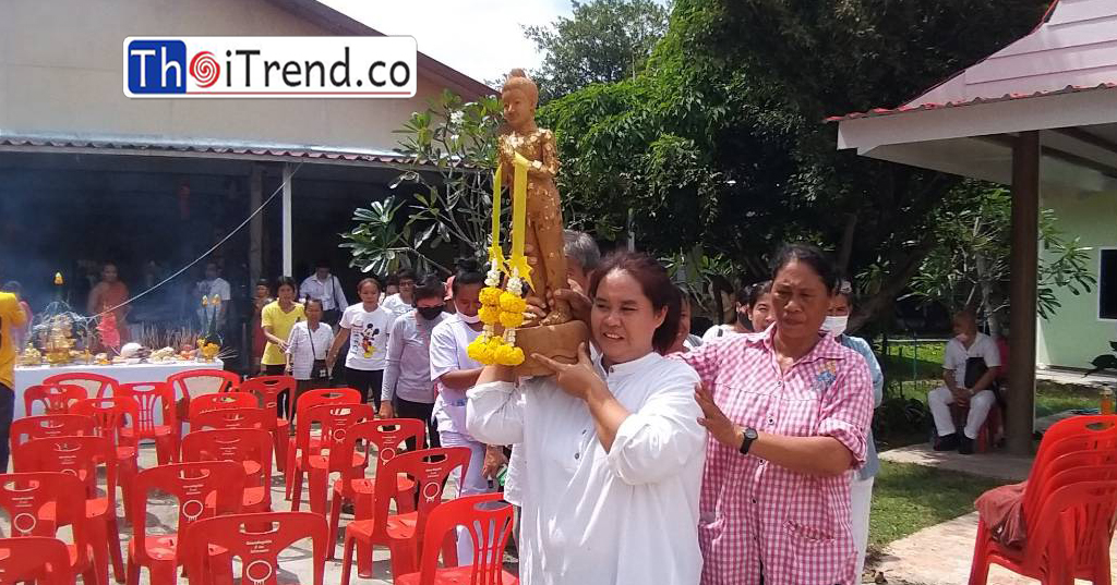 สาวหอบประทัดแสนนัด