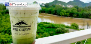 “The Curve” คาเฟ่น้องใหม่ดีต่อใจและสุขภาพ วิวสวยงามสุดปังริมแม่น้ำแควน้อยกาญจนบุรี