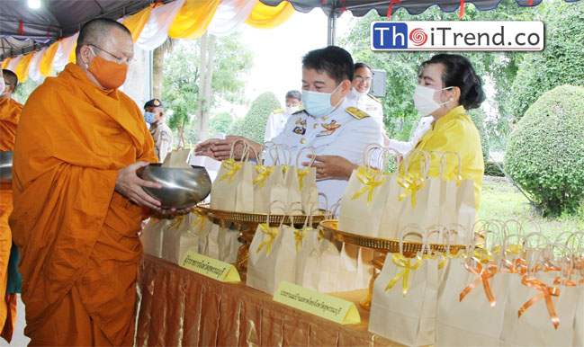 พสกนิกรสุพรรณบุรี ทุกหมู่เหล่า ร่วมตักบาตรข้าวสารอาหารแห้งถวายพระราชกุศล ร.9